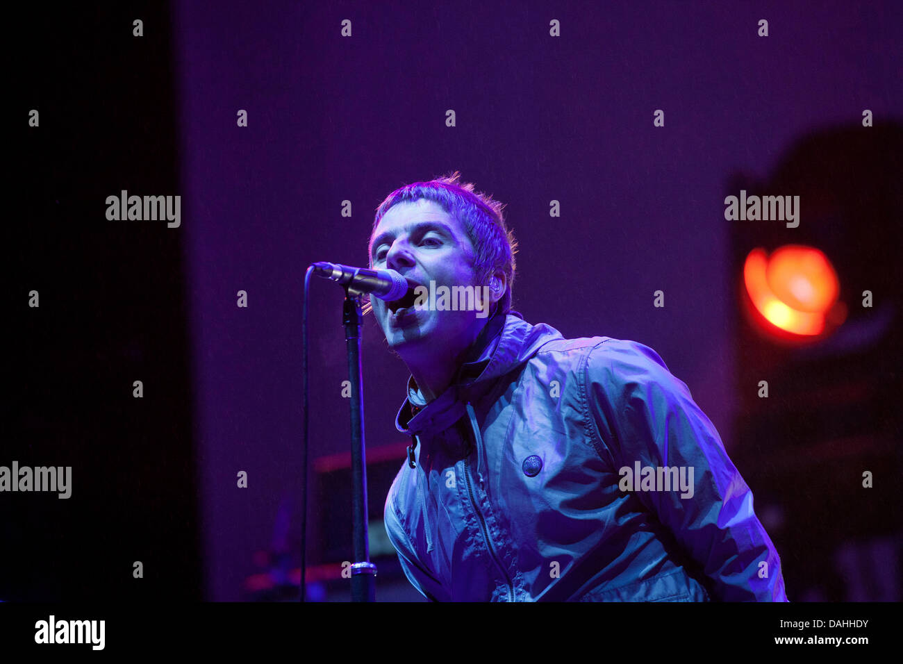 Balado, Kinross, Scotland, UK, Samedi 13 Juillet, 2013. Liam Gallagher de Beady Eye sur la case d'un étage, T in the Park 2013 Banque D'Images