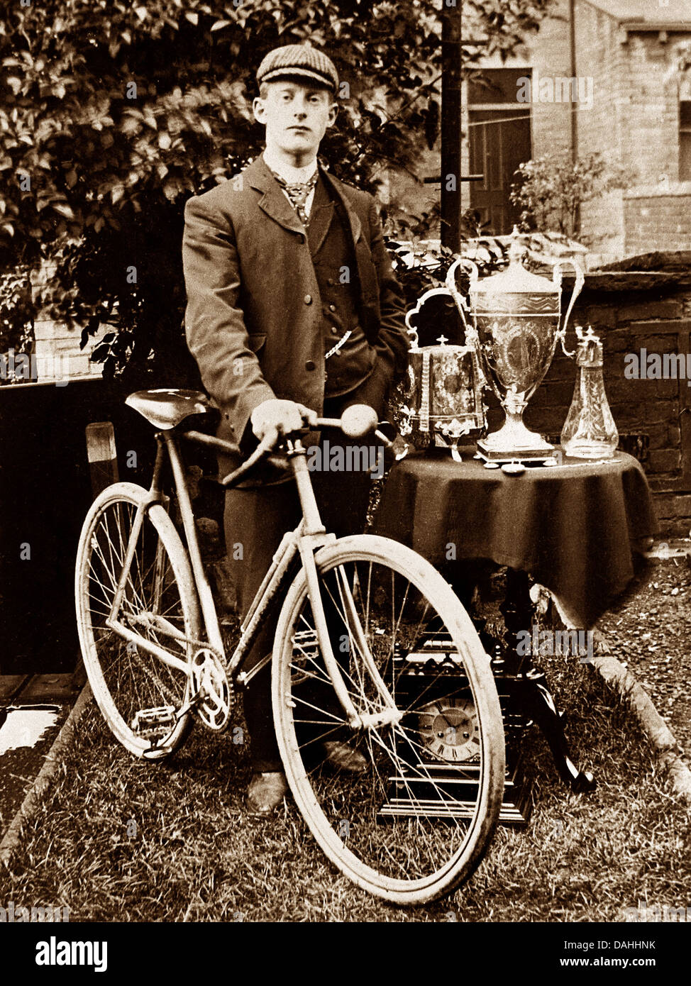 Cycliste amateur au début des années 1900, Gagnant de la coupe Banque D'Images