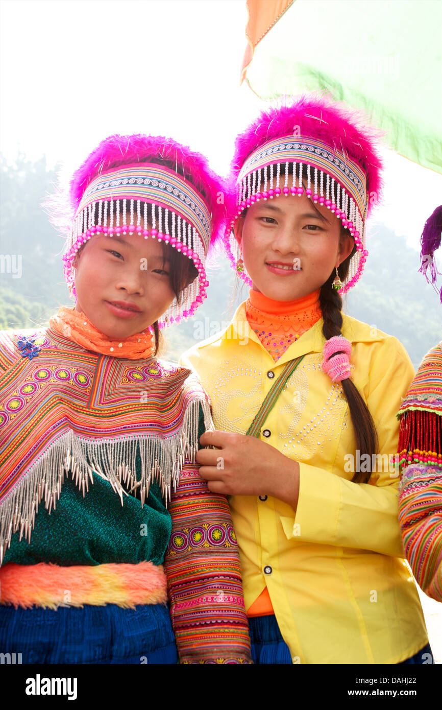 Femme Hmong fleur tribal distinctif en coiffure. Coc Ly, Vietnam. Parution du modèle Banque D'Images