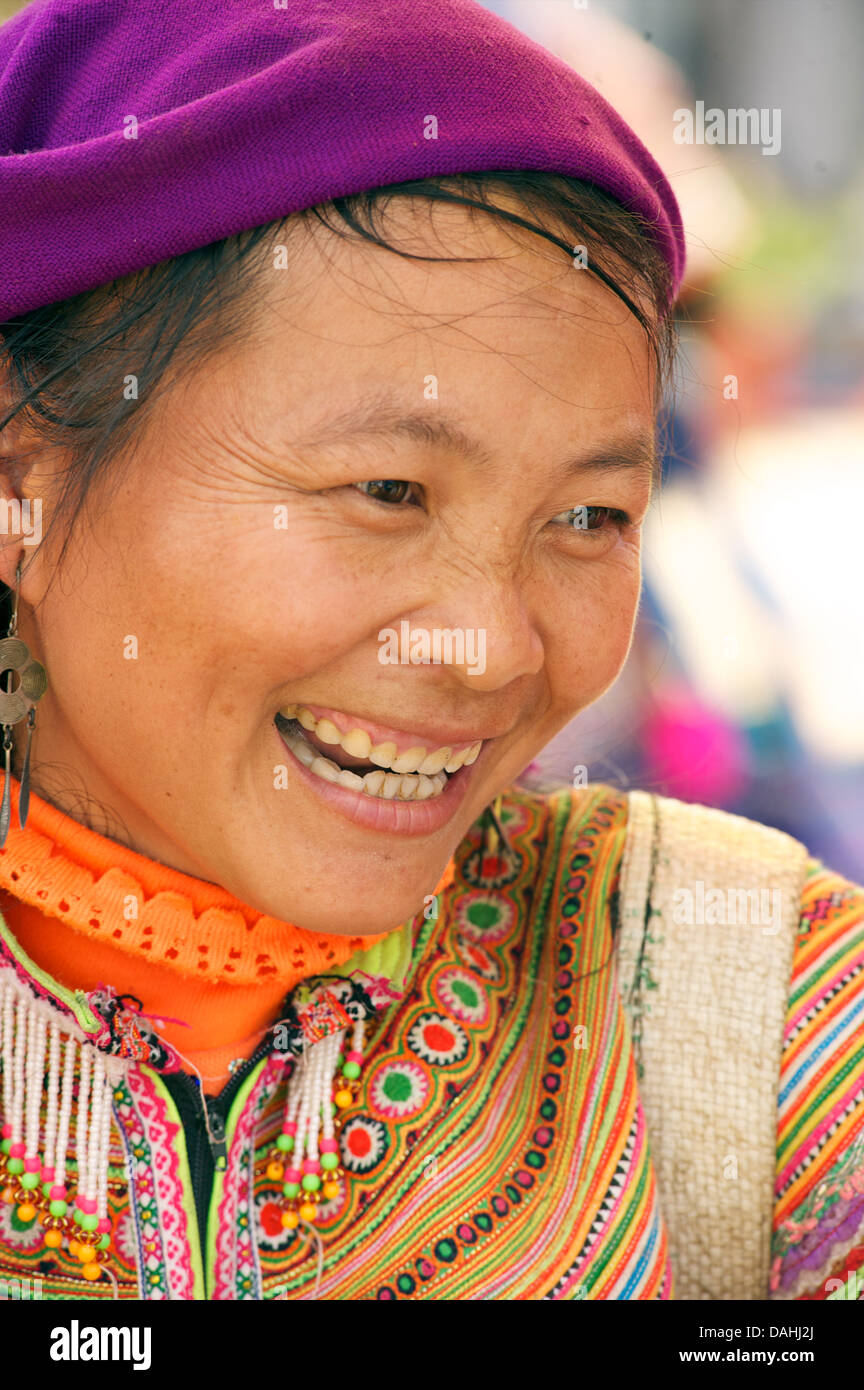Potrait d'une femme Hmong fleur brodée de couleurs vives dans son costume tribal, Coc Ly marché, N Vietnam Banque D'Images