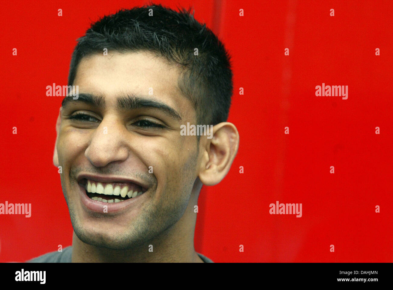 Amir Khan smiling boxer rouge fond Banque D'Images