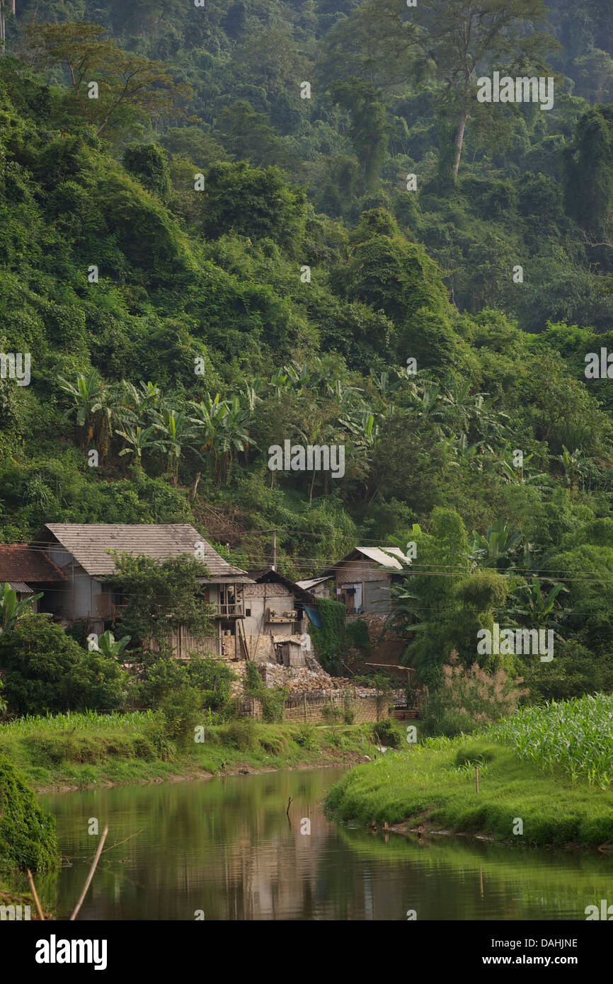 Village sur le lac Ba Be, Nam Mau commune, district de Bac Kan, province de Bac Kan. Vietnam nord-est Banque D'Images