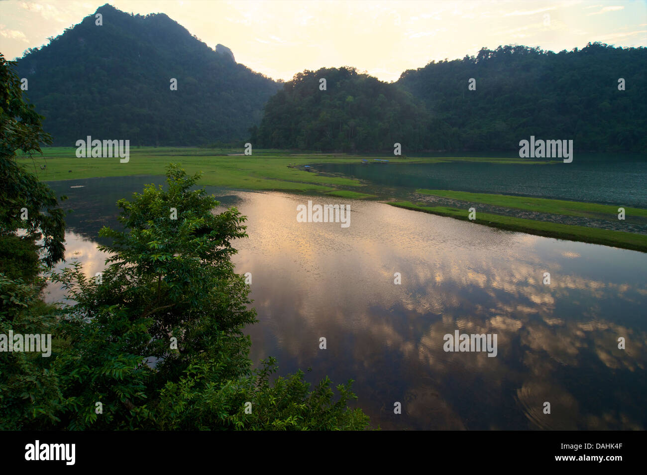 Lac de Ba Be est le plus grand lac naturel de France. Nam Mau commune, district de Bac Kan, province de Bac Kan. Vietnam nord-est Banque D'Images