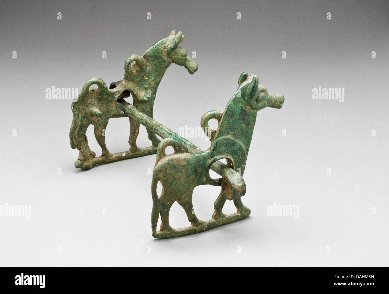 Cette mèche de cheval, fabriquée à partir de bronze, est une pièce finement détaillée de l'ancien équipement équestre. L'article représente l'utilisation pratique et cérémonielle des chevaux dans les cultures anciennes, mettant en valeur l'artisanat et l'importance des chevaux dans le transport et la guerre. Banque D'Images