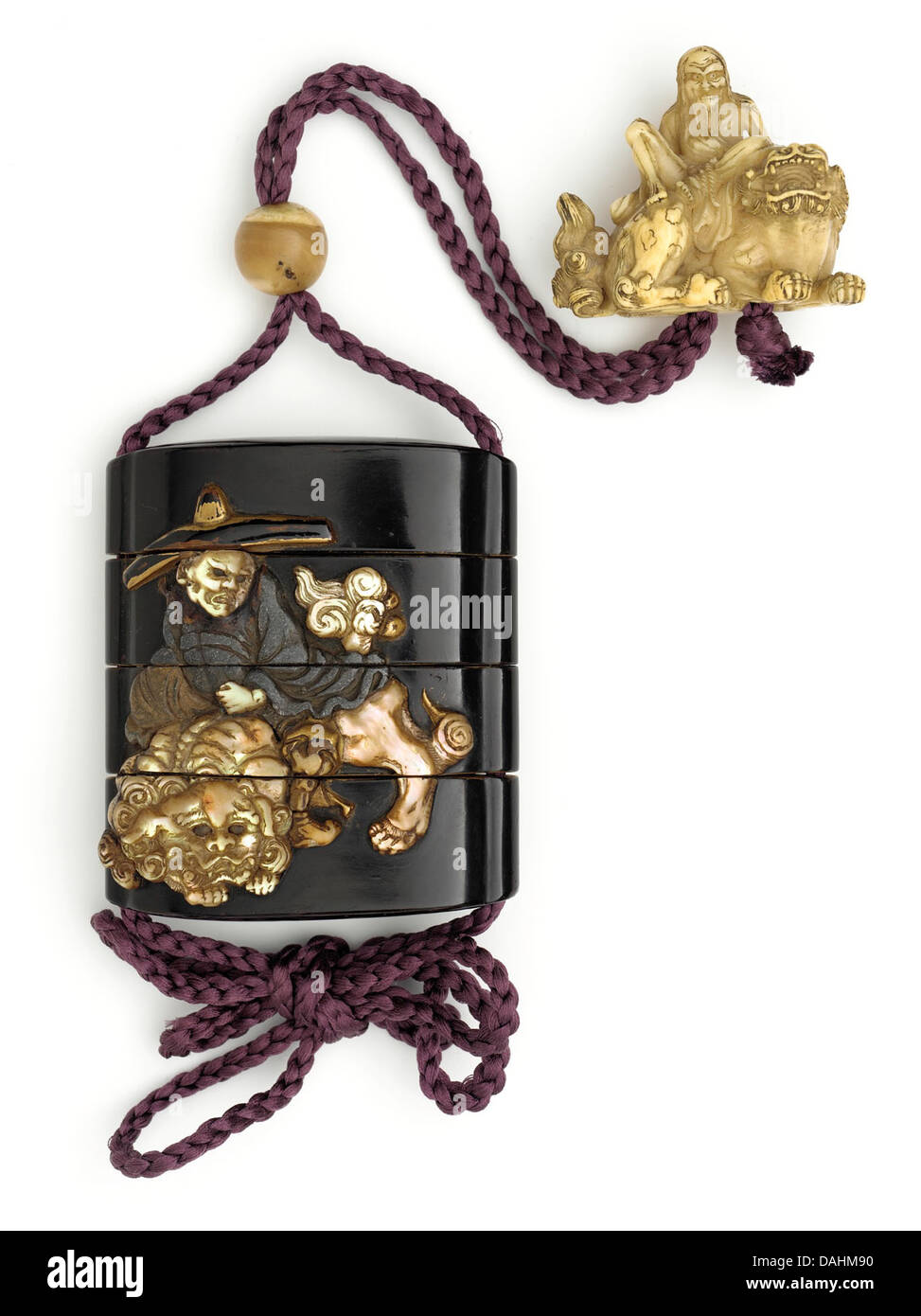 Cette collection comprend l'inro, l'ojime et le netsuke, éléments clés de la tenue traditionnelle japonaise. Les INRO étaient utilisés pour transporter de petits objets, les ojimes sont des perles qui fixent les inro, et les netsuke sont des bascules utilisées pour fixer ces objets. Ces objets représentent l'artisanat et les traditions artistiques de la période Edo du Japon. Banque D'Images