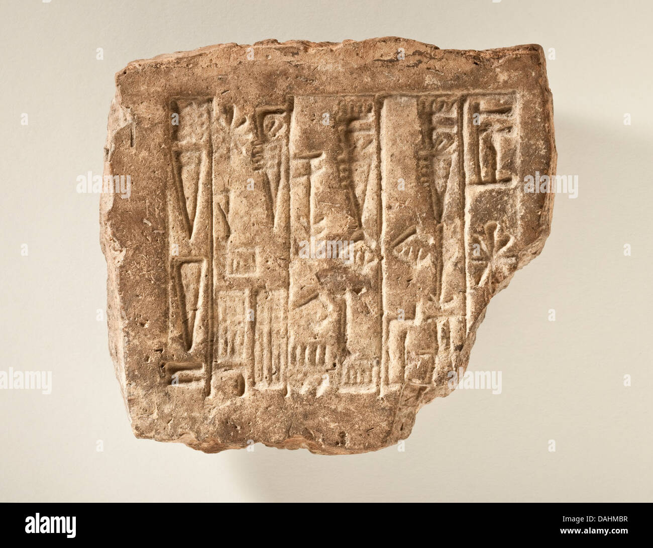 Cette brique inscrite est attribuée au roi Ur-Nammu, présentant un artefact clé de l'ancienne civilisation sumérienne. La brique est gravée d'inscriptions cunéiformes et donne un aperçu des pratiques politiques et religieuses de la Mésopotamie. Il représente un élément important de l'histoire archéologique. Banque D'Images