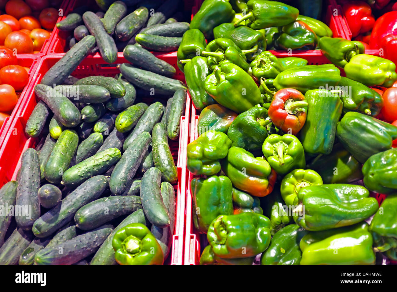 Concombre, tomates et paprika au supermarché Banque D'Images