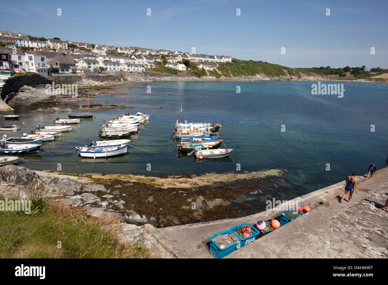 Bateaux amarrés dans le joli village côtier de Portscatho sur la péninsule de Roseland, Cornwall. Banque D'Images