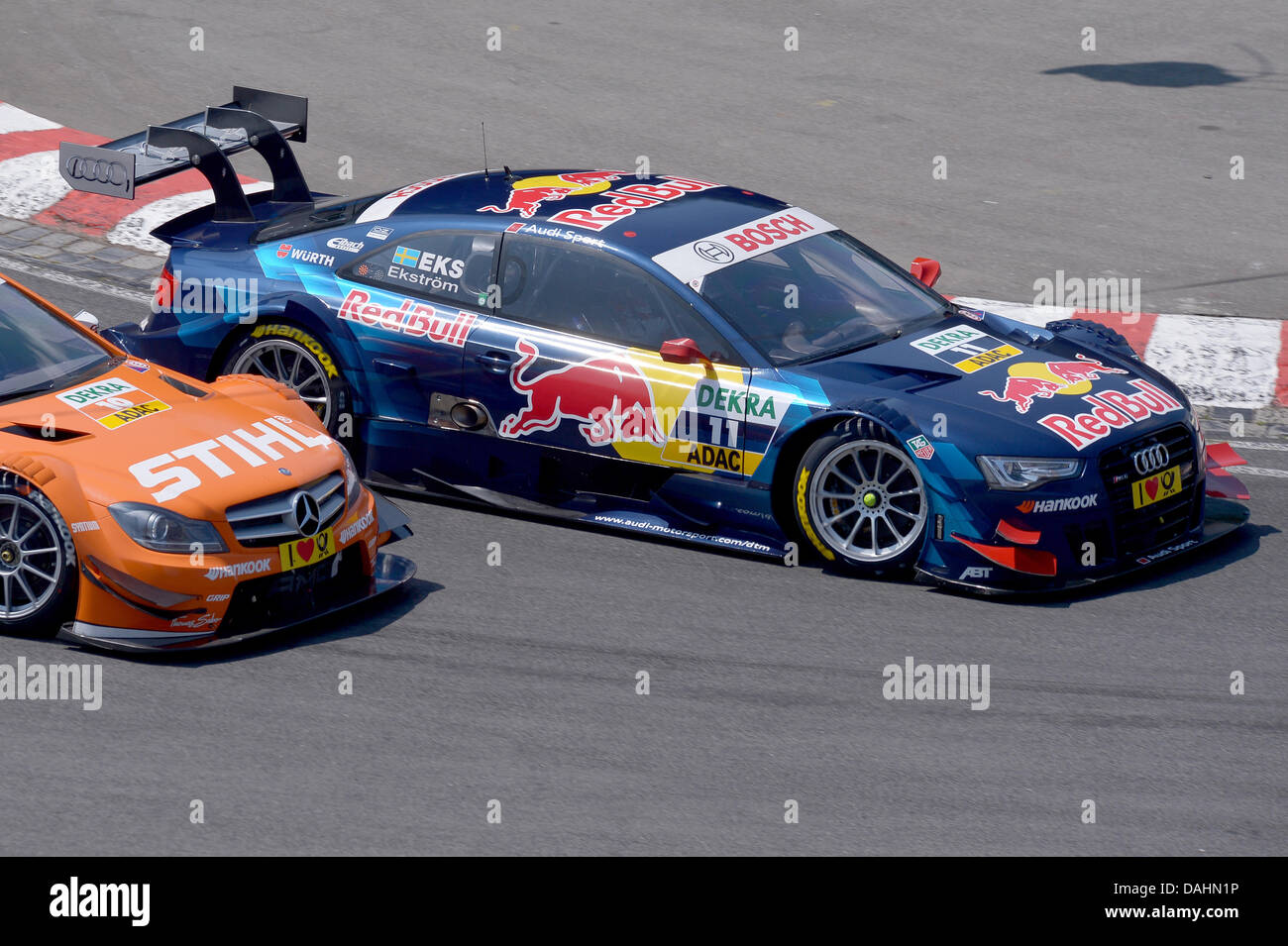 Nuremberg, Allemagne. 14 juillet, 2013. Le pilote suédois Mattias Ekstrom racer DTM (R, ABT Sportsline) covertakes Canada Robert Wickens (1972) de l'équipe dans une Mercedes AMG C-coupé au cours de la cinquième course de la saison des Masters allemand de voitures de tourisme (DTM) au Norisring à Nuremberg, Allemagne, 14 juillet 2013. Photo : DAVID EBENER/dpa/Alamy Live News Banque D'Images