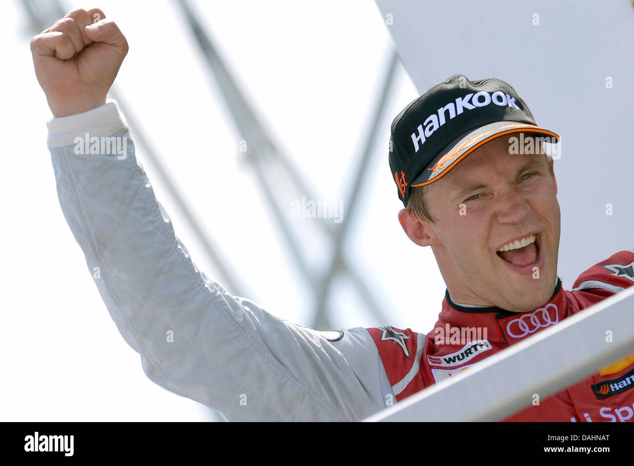 Nuremberg, Allemagne. 14 juillet, 2013. Pilote de course DTM suédois Mattias Ekstroem (ABT Sportsline) célèbre sa victoire de la cinquième course de la saison des Masters allemand de voitures de tourisme (DTM) au Norisring à Nuremberg, Allemagne, 14 juillet 2013. Photo : DAVID EBENER/dpa/Alamy Live News Banque D'Images