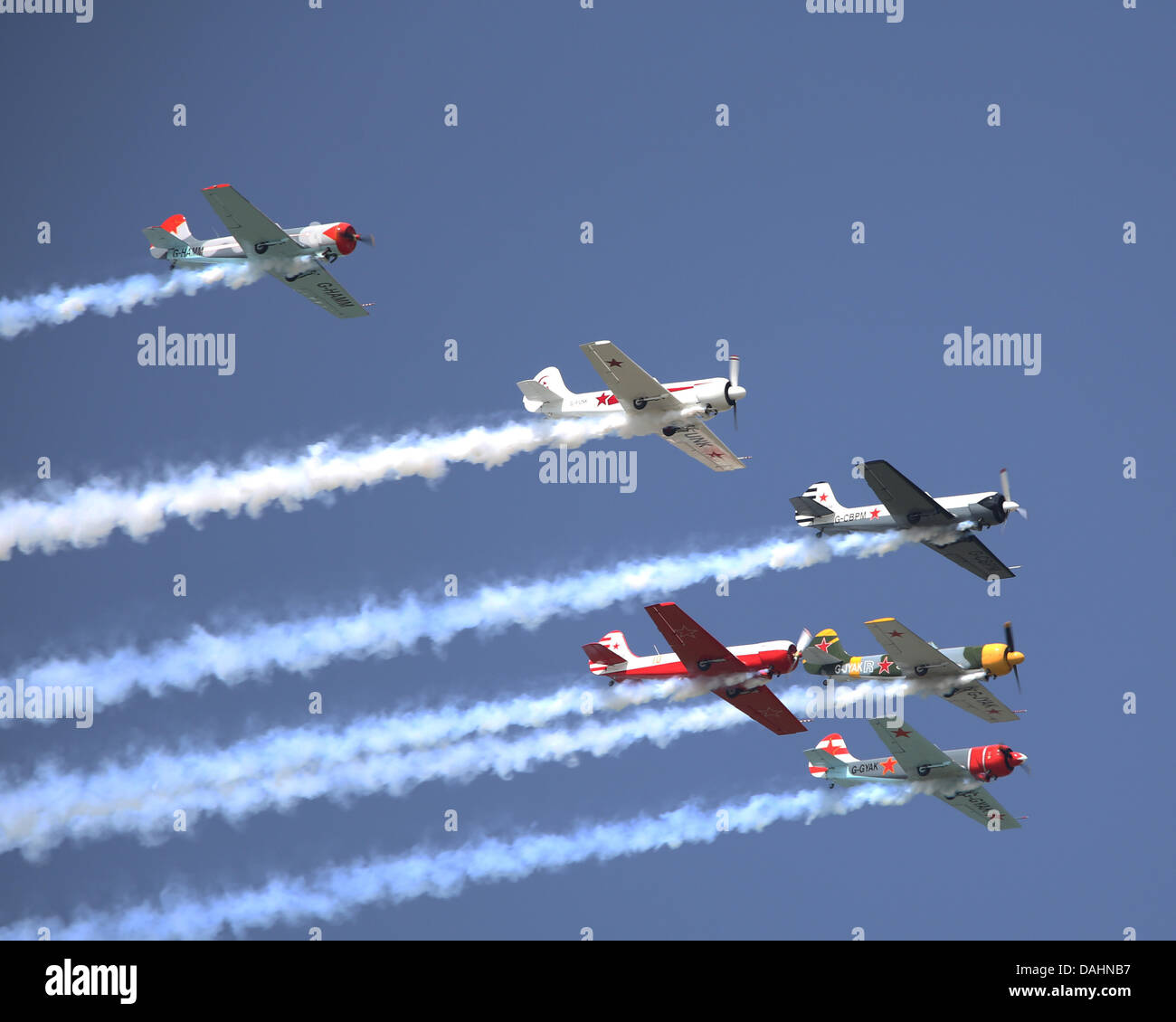 Duxford, UK. Le 13 juillet, 2013. Les AeroStars' Aerobatic Team équipe compte un Super Yak-52 et cinq avions Yak-50. Les Aerostars sont l'une des plus anciennes équipes civiles volent encore au Royaume-Uni ! Et 4 membres de l'équipe ont effectué en toute saison ! La vue et l'ouïe de l' Aerostars moteur radial six Yaks, avec leur routine de formation à couper le souffle près de voltige, synchronisé et manoeuvres de l'opposition a ravi les spectateurs du spectacle aérien depuis 1997. Credit : Niall Ferguson/Alamy Live News Banque D'Images