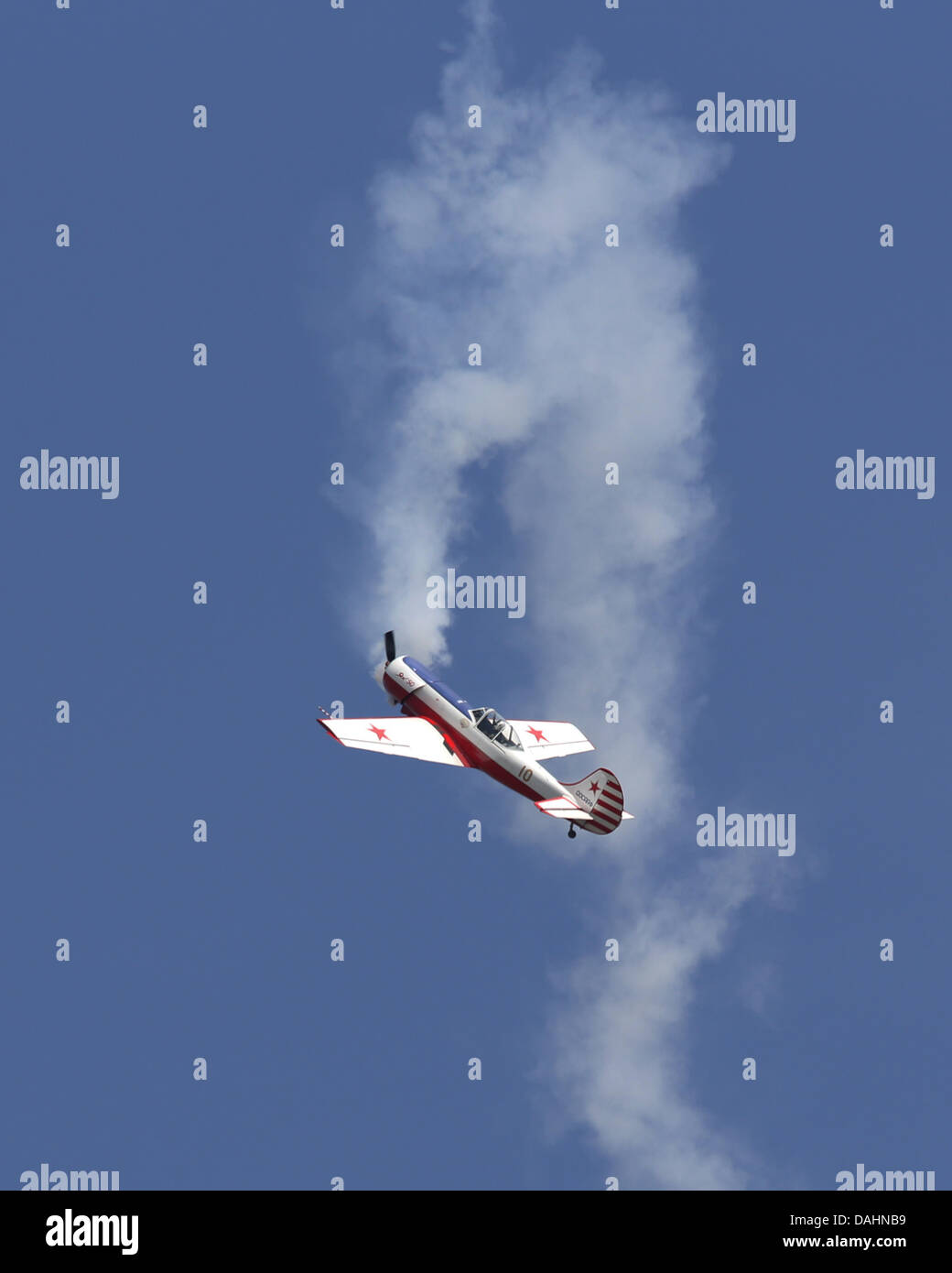 Duxford, UK. Le 13 juillet, 2013. Les AeroStars' Aerobatic Team équipe compte un Super Yak-52 et cinq avions Yak-50. Les Aerostars sont l'une des plus anciennes équipes civiles volent encore au Royaume-Uni ! Et 4 membres de l'équipe ont effectué en toute saison ! La vue et l'ouïe de l' Aerostars moteur radial six Yaks, avec leur routine de formation à couper le souffle près de voltige, synchronisé et manoeuvres de l'opposition a ravi les spectateurs du spectacle aérien depuis 1997. L'un d'eux est vu ici. Credit : Niall Ferguson/Alamy Live News Banque D'Images