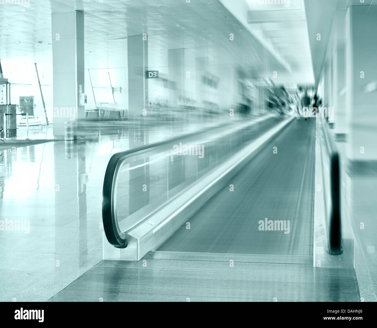 Concept de voyage. Escalator à l'intérieur de l'aérogare moderne. Image en couleurs bleu avec blur Banque D'Images