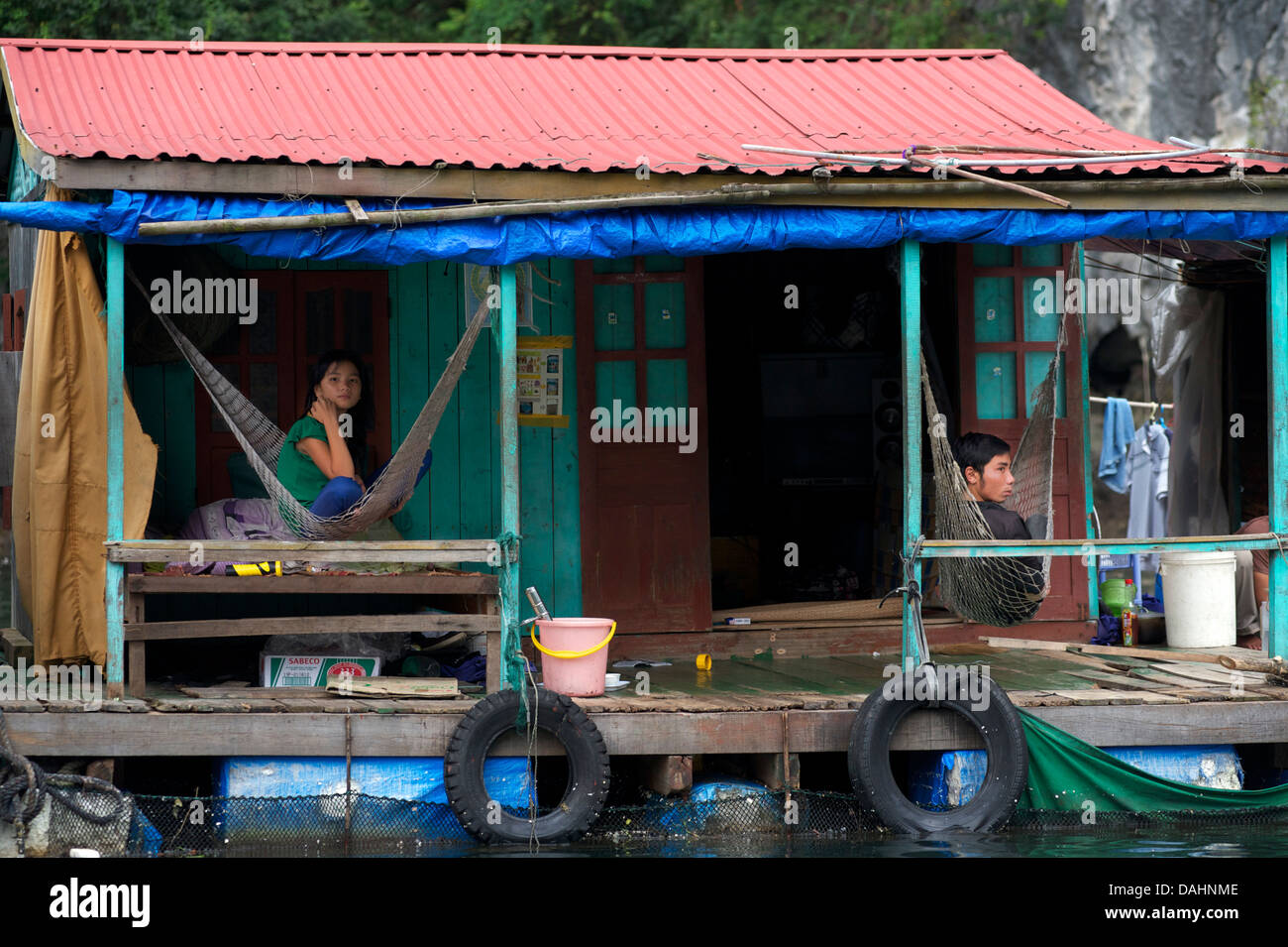 Vietnamese maison flottante, la baie d'Halong, Vietnm Banque D'Images