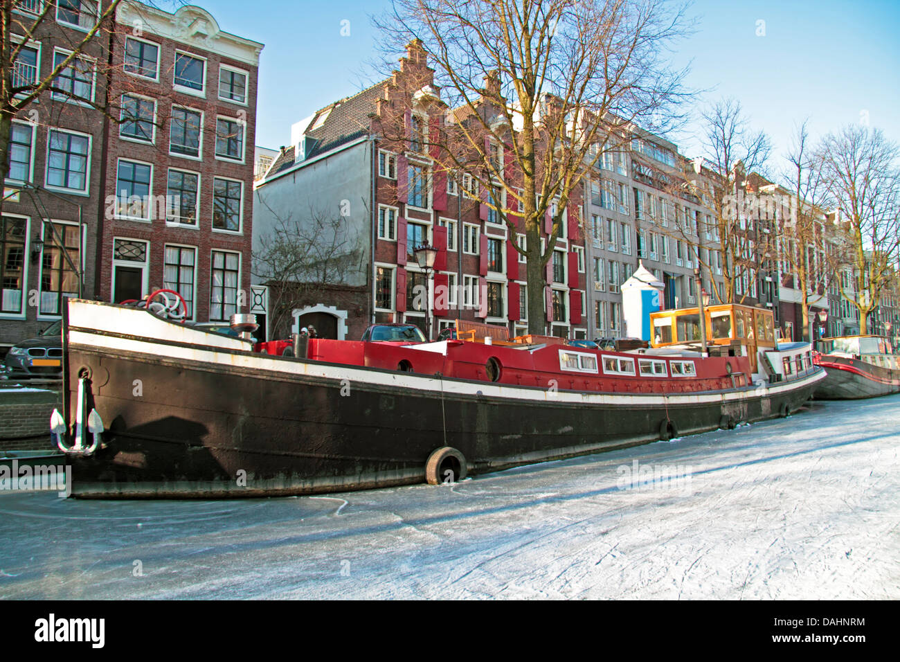 House boat dans un canal gelé à Amsterdam aux Pays-Bas Banque D'Images