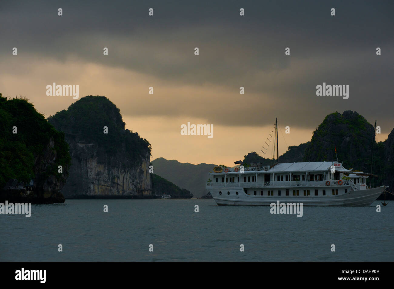 Bateau de croisière touristique sur les eaux de la Baie d'Halong, Vietnam Banque D'Images