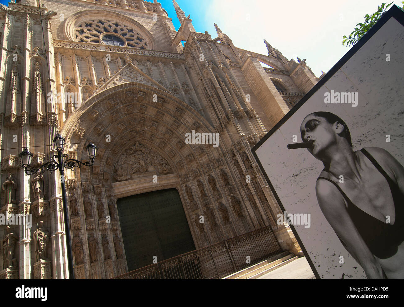 Cathédrale et une exposition de photos, Séville, Andalousie, Espagne, Europe Banque D'Images