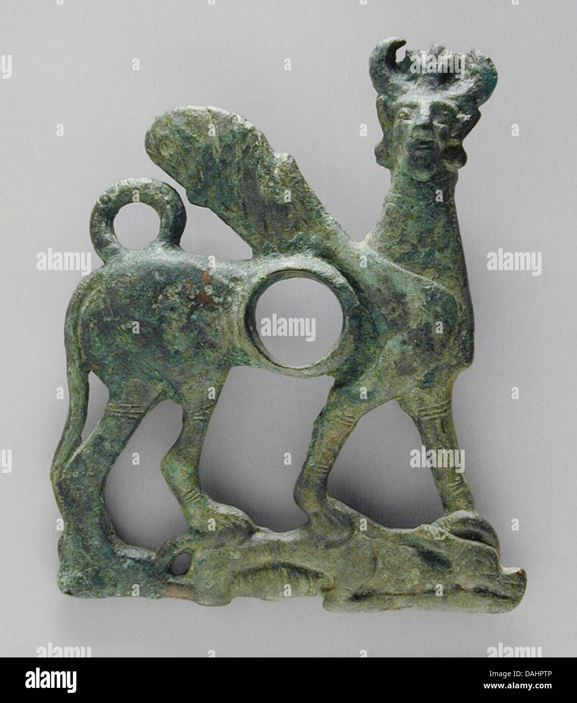 Cette paire de pommettes fait partie d'un jeu de mors pour cheval, en bronze et montrant une fine métallurgie. Ils reflètent l'utilisation pratique et décorative du métal dans l'équipement équestre ancien et l'importance des artefacts liés aux chevaux. Banque D'Images