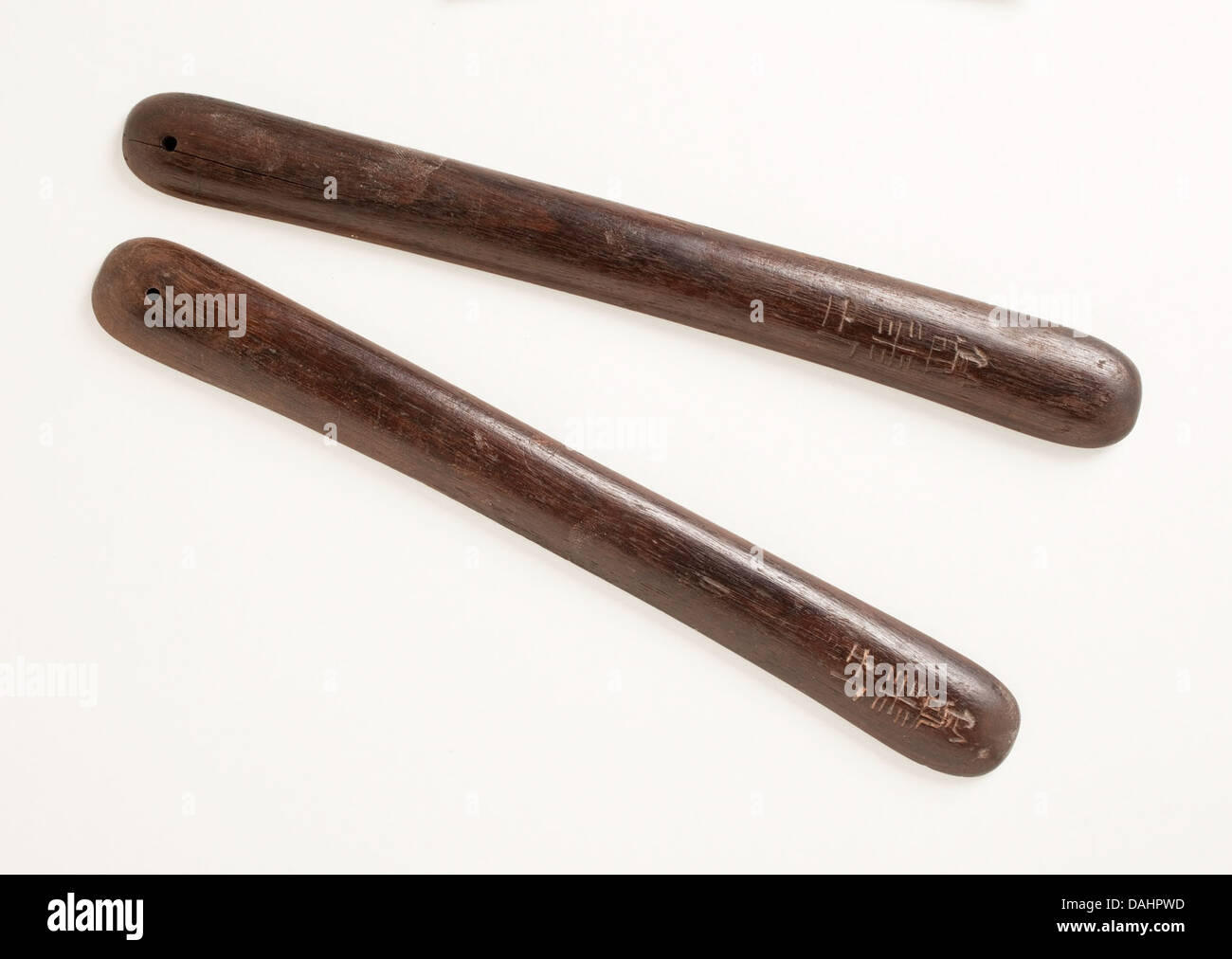 Une paire de claquettes, instruments de musique anciens utilisés dans les rituels ou les spectacles, reflétant les pratiques culturelles et les traditions artistiques des sociétés anciennes. Banque D'Images