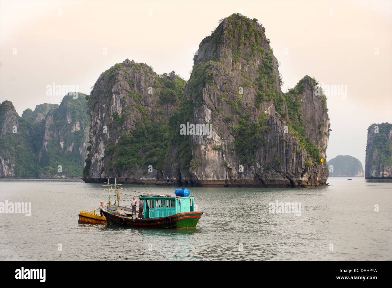 Petit bateau de pêche entre la baie d'Halong et 'Cat Ba' Island, Vietnam Banque D'Images