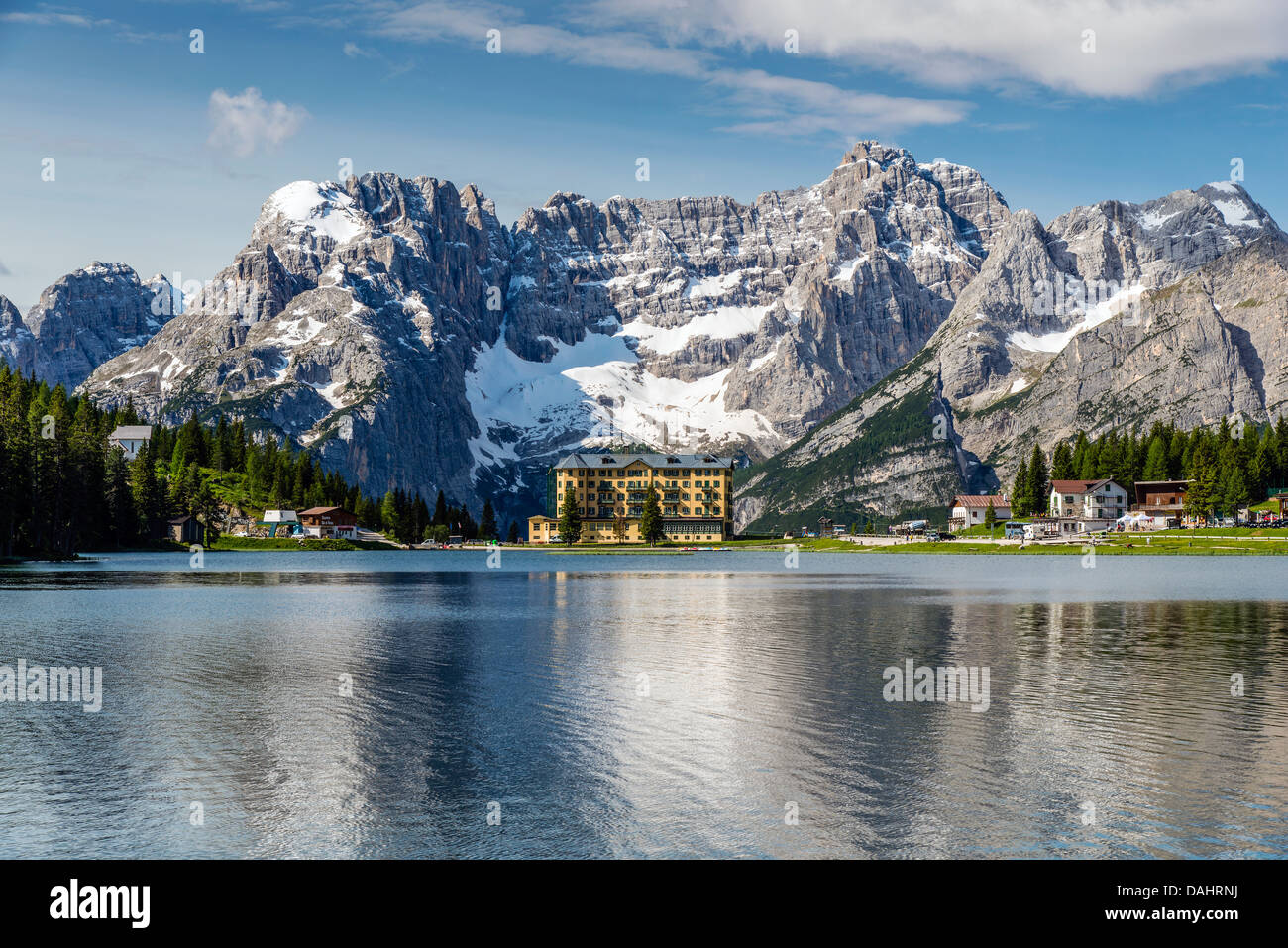 Le lac de Misurina avec Sorapis groupe montagne derrière, Dolomites, Cadore, Veneto, Italie Banque D'Images