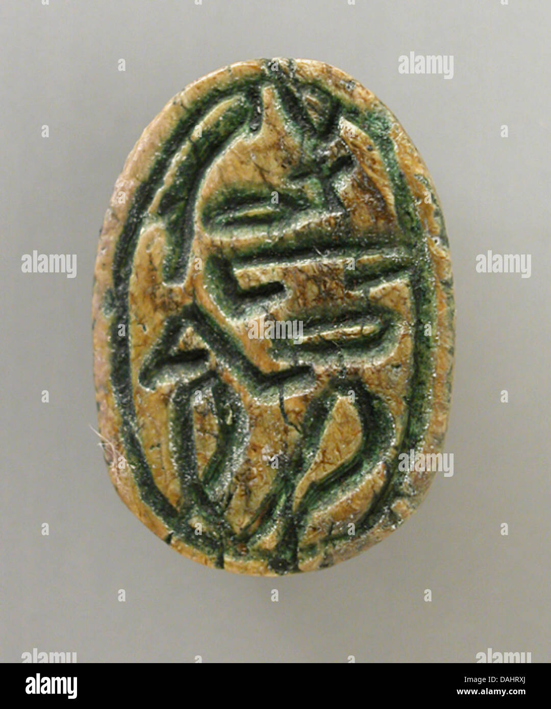 Ce scarabée de l'Égypte ancienne représente le symbole du surveillant du sceau, un rôle administratif important. C’est un exemple clé de pierres de sceau égyptiennes, sculptées dans des matériaux durables pour une utilisation dans des contextes juridiques et cérémoniels. Banque D'Images