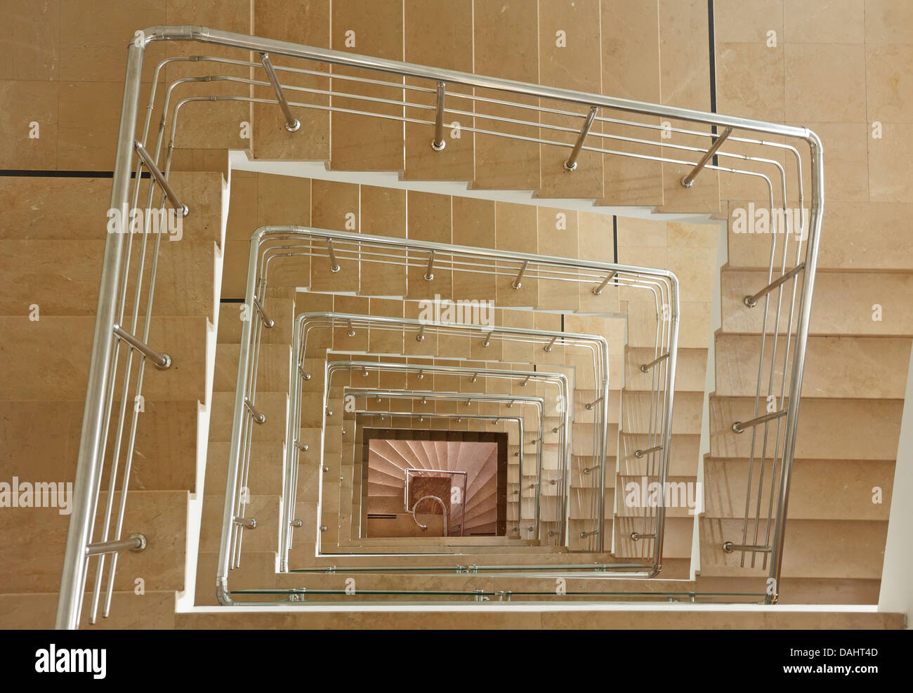 L'escalier intérieur en spirale carré dans des tons naturels de terre Banque D'Images