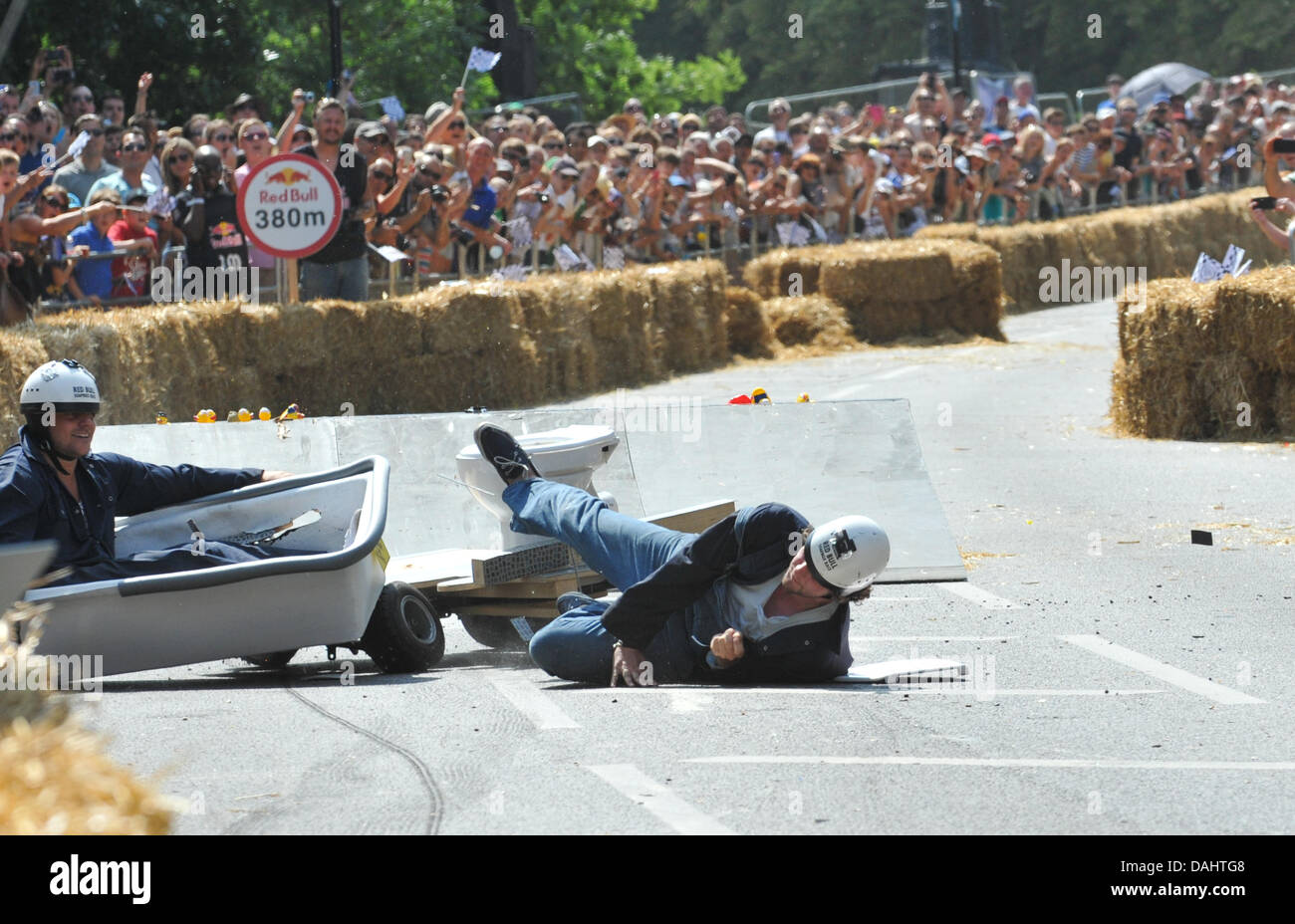 Alexandra Palace, Londres, Royaume-Uni. 14 juillet 2013. L'une des Red Bull Soabox racers se plante après avoir fait un saut à l'Alexandra Palace. La Red Bull Soapbox Race à Alexandra Palace, est un événement international dans lequel les pilotes amateurs des véhicules de course soapbox. "Chaque machine fait-main est alimenté par rien mais simple courage, la force de gravité et peut-être un peu de Red Bull. Crédit : Matthieu Chattle/Alamy Live News Banque D'Images