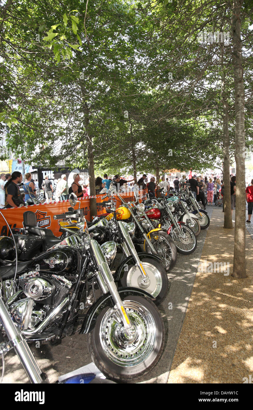 Waterford, Irlande. Le 13 juillet, 2013. Vélos à l'ombre que les températures montent pendant le festival, tenu à vélo Waterford pour la deuxième année de la place de la ville, des centaines de motos rode dans pour profiter du spectacle et de l'ensoleillement, l'événement est organisé par le club de moto Freewheelers basé à Waterford Crédit : Ian Shipley/Alamy Live News Banque D'Images