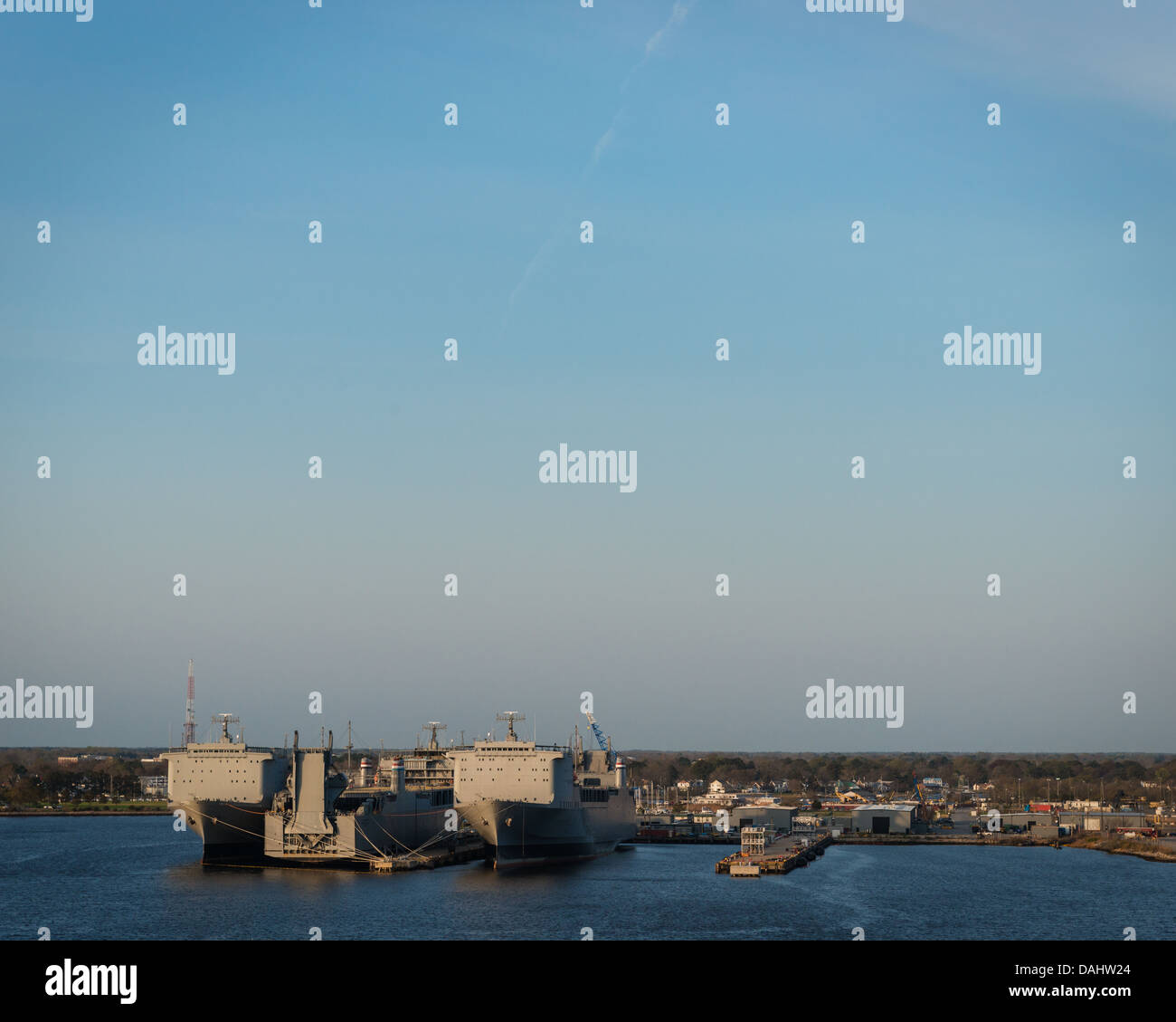 Bateau sur la rivière Elizabeth, à Norfolk, en Virginie. Banque D'Images