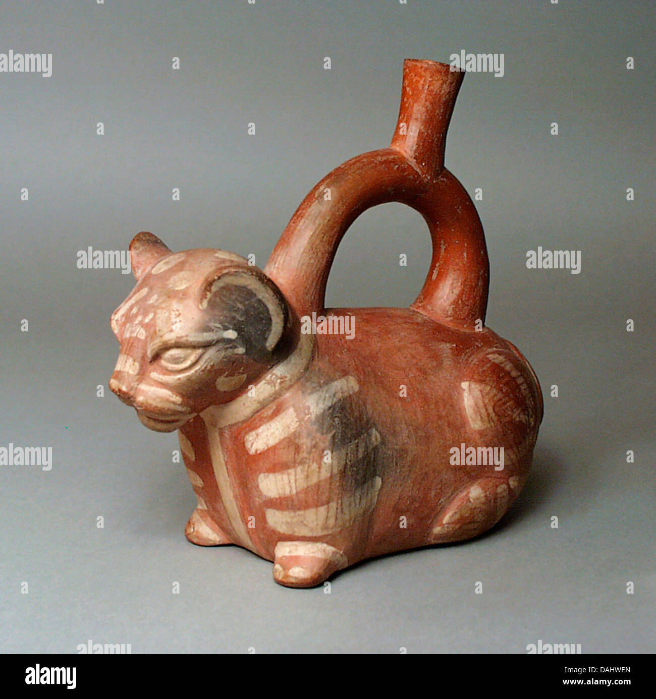Ce récipient à bec à étrier est conçu en forme de félin, fabriqué à partir de matériau céramique. L'objet reflète le style artistique et la signification culturelle de la Mésoamérique précolombienne. Banque D'Images Ce récipient à bec à étrier est conçu en forme de félin, fabriqué à partir de matériau céramique. L'objet reflète le style artistique et la signification culturelle de la Mésoamérique précolombienne. Banque D'Images