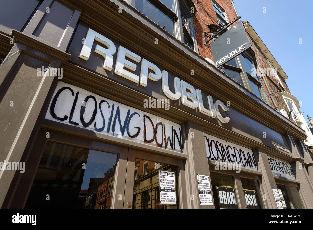 La succursale de New York de la chaîne de magasins république avec la fermeture des avis dans les fenêtres Banque D'Images