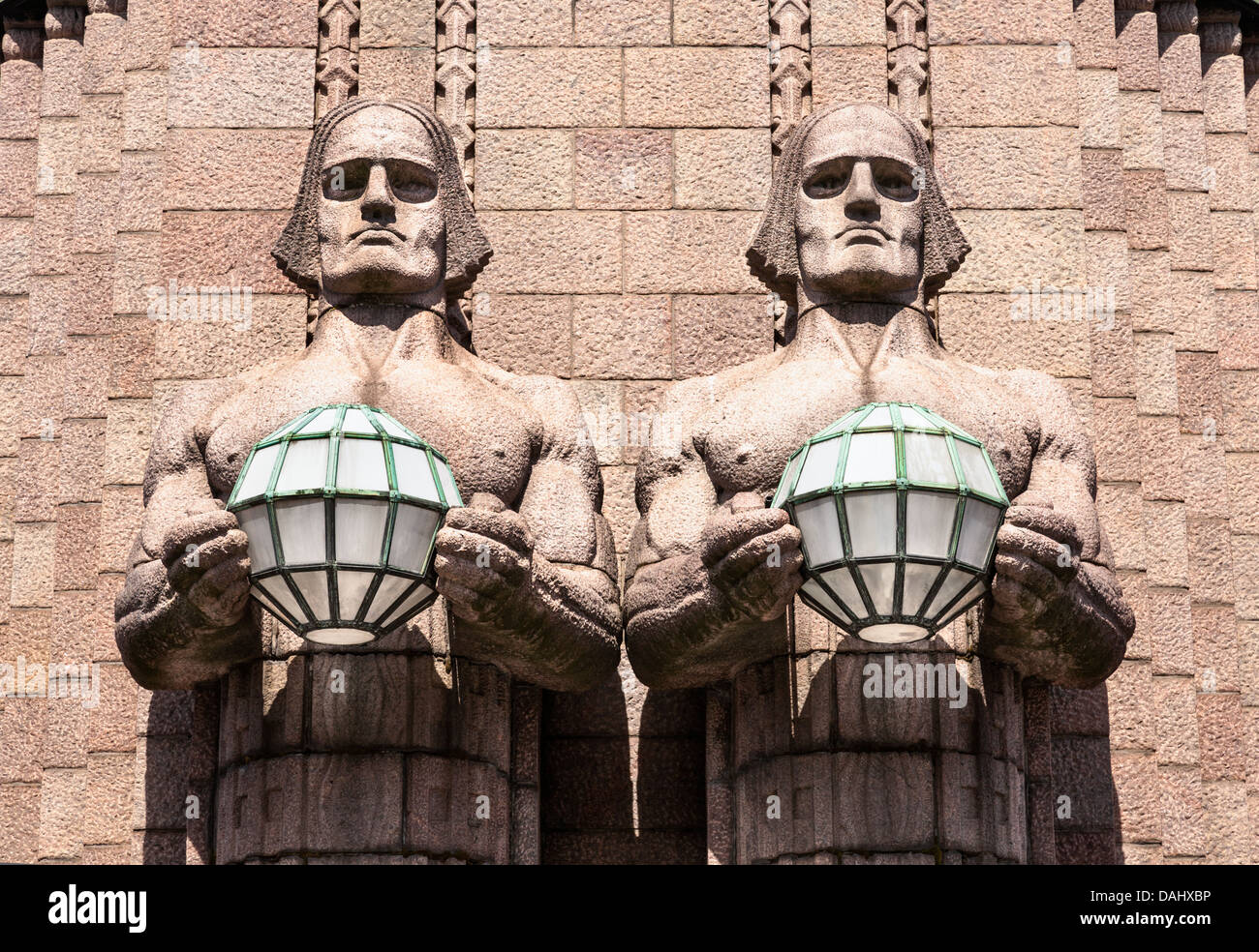 Deux figures de granit sur la façade art nouveau de la gare d'Helsinki. Architecte Architecture Saarinen nouveu Banque D'Images