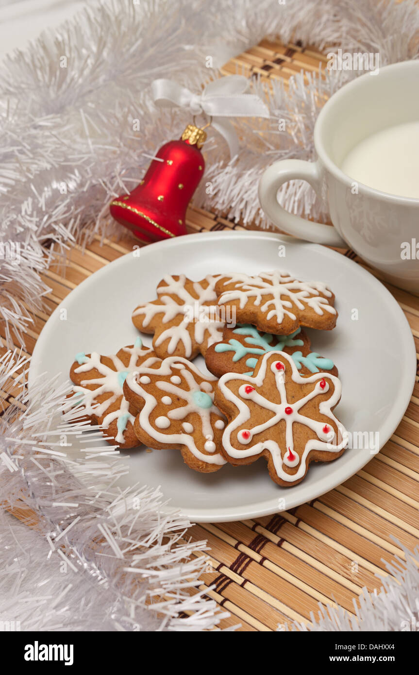 Le sucre et le lait décorées pour le père Noël au moment de Noël sur une table avec décoration Banque D'Images