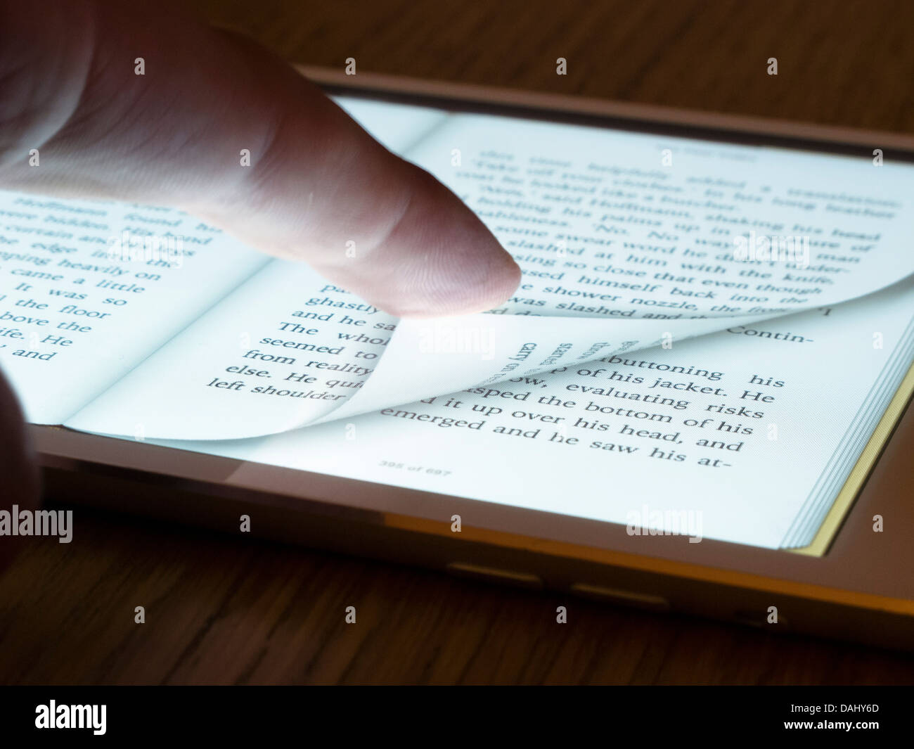 Tourner la page de l'ebook reader sur un ordinateur tablette iPad mini Banque D'Images