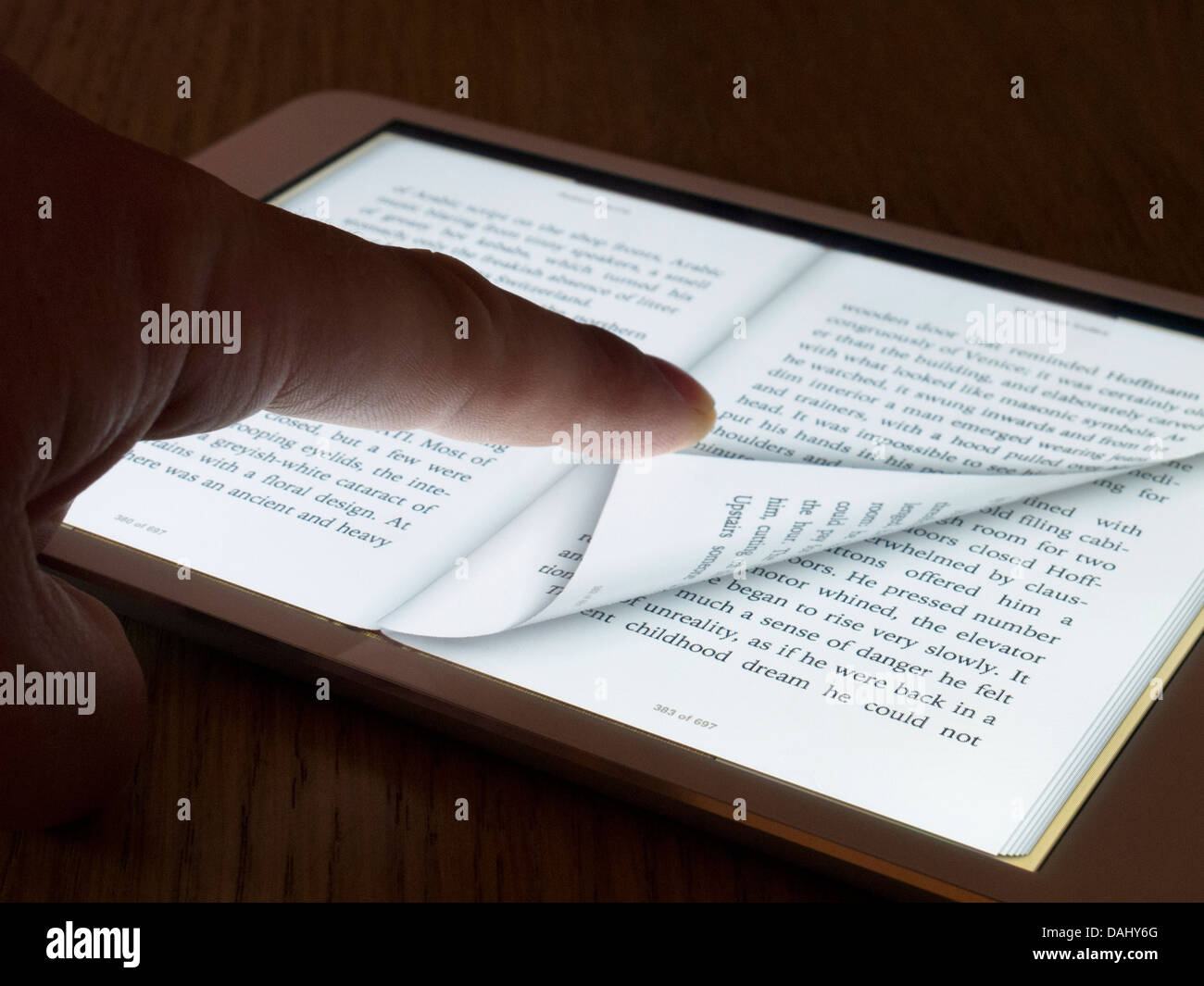 Tourner la page de l'ebook reader sur un ordinateur tablette iPad mini Banque D'Images