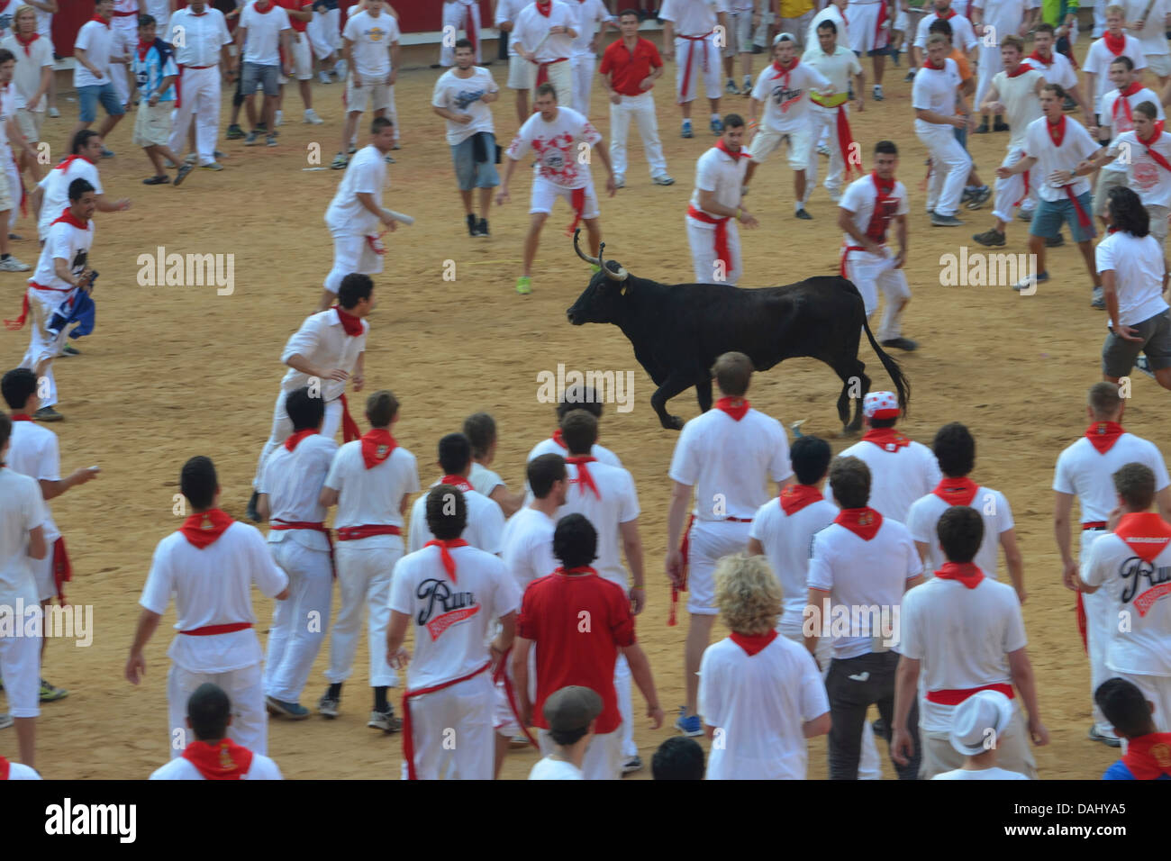 Des foules de gens auxquels un taureau à l'assemblée annuelle San Fermín à Pampelune, Espagne Banque D'Images