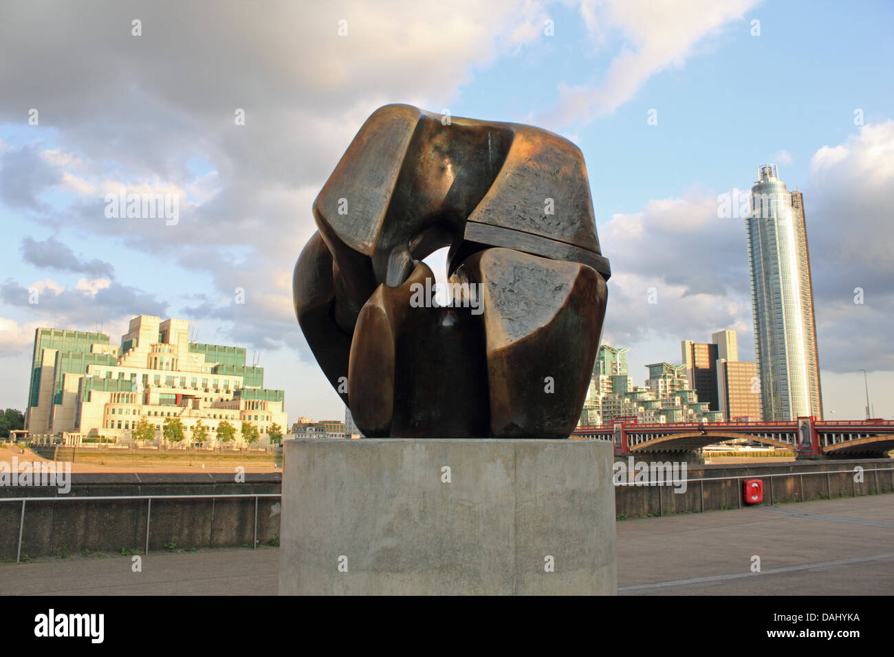 Le dispositif de verrouillage sculpture de Henry Moore sur le remblai à Millbank Thames, London, avec le MI6 et l'AC St George Wharf Tower. Banque D'Images