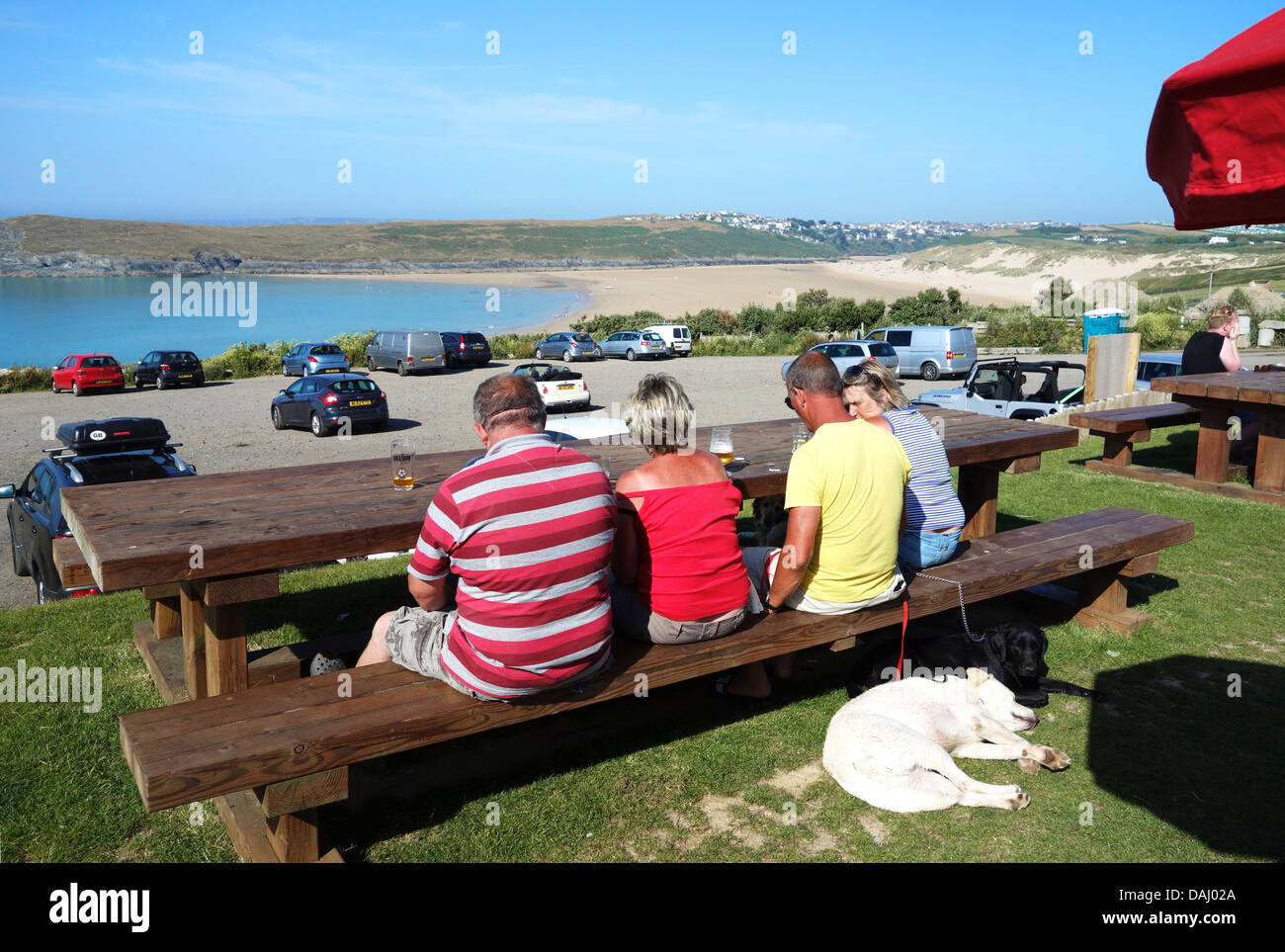 Les clients admirer la vue tout en prenant un verre au Bowgie Inn sur la West Pentire pointe près de Newquay, à Cornwall, uk Banque D'Images