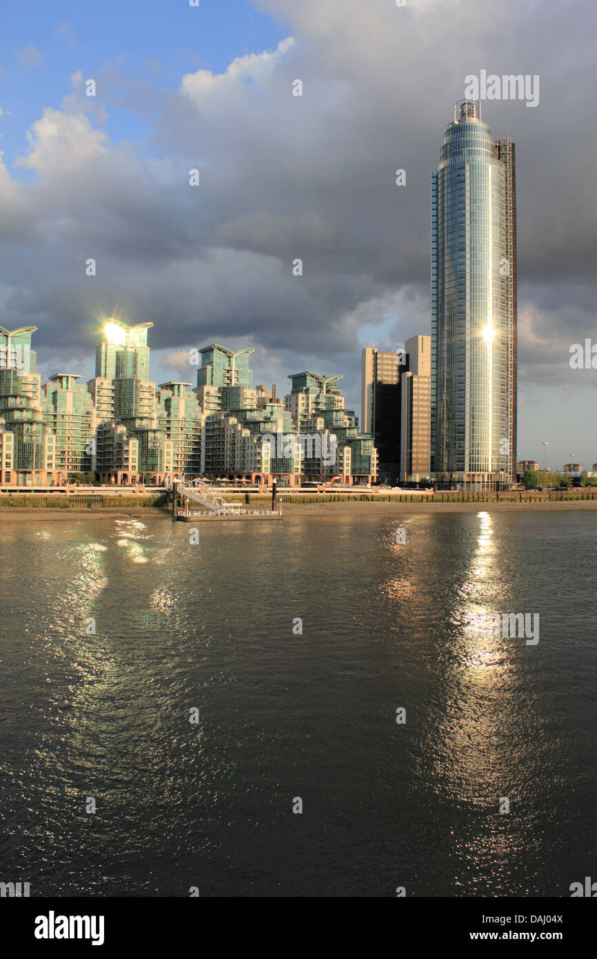 St George Wharf est un développement de la rivière dans le quartier londonien de Lambeth, l'Angleterre, sur la Tamise. London UK. Banque D'Images