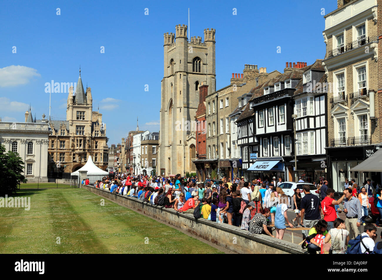 Kings Parade, et Grande Eglise St Mary, Cambridge, touristes, visiteurs Cambridgeshire England UK Banque D'Images