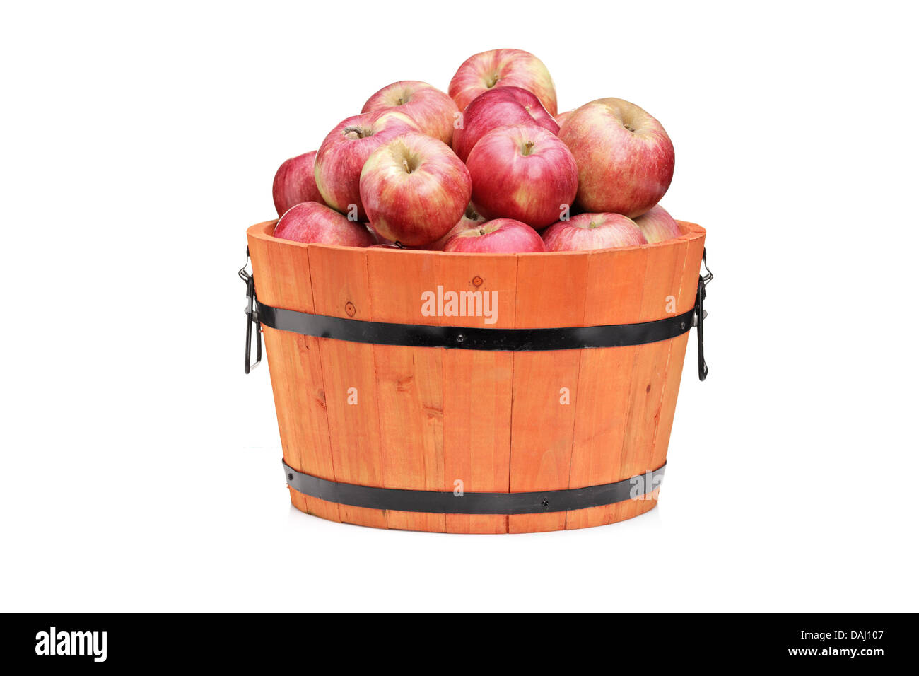 Studio shot de pommes rouges dans un tonneau en bois Banque D'Images