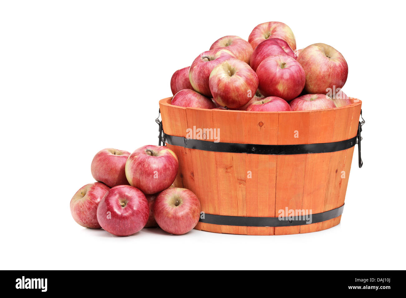 Studio shot de pommes rouges dans un seau en bois Banque D'Images