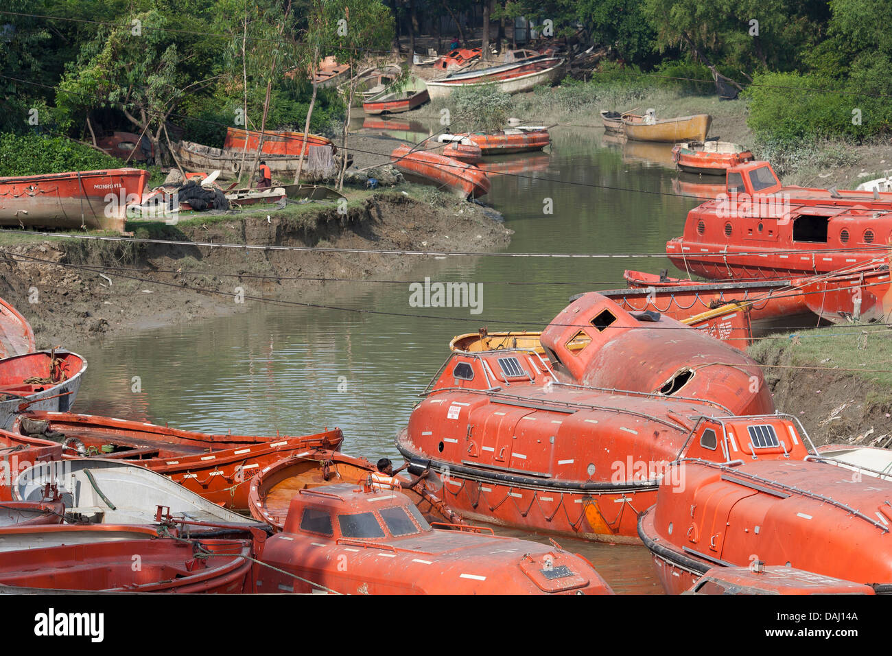 Ancienne jetée de la vie orange vif à partir de navires bateaux à vendre à proximité de les chantiers de démolition des navires de Sitakunda, Chittagong au Bangladesh Banque D'Images