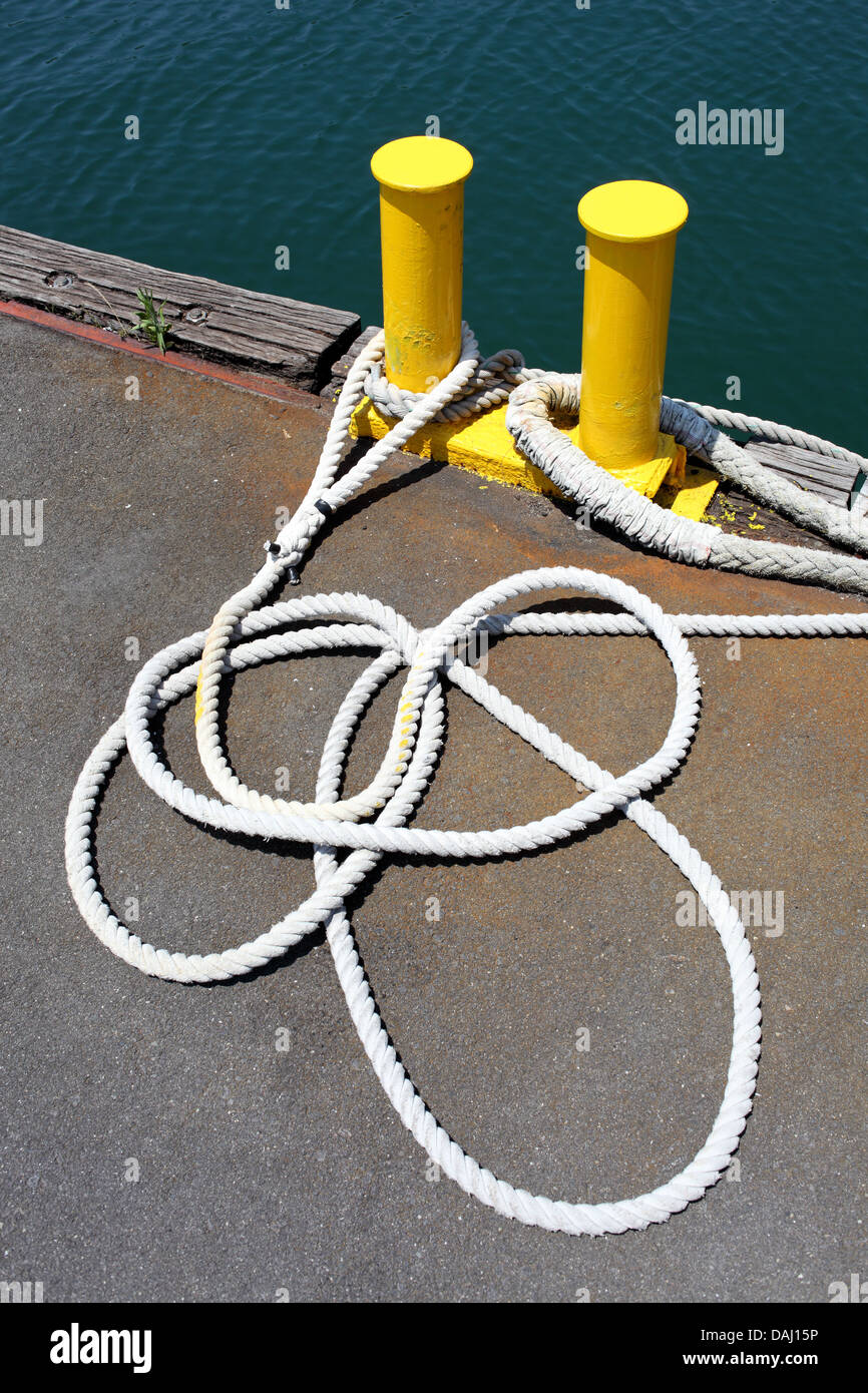 Fer à repasser bollard dans un port avec nœud lié Banque D'Images