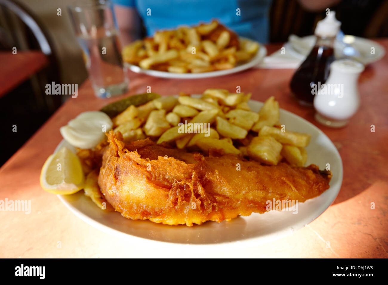 Cod fish and chips dans un restaurant à Londres, Angleterre Banque D'Images