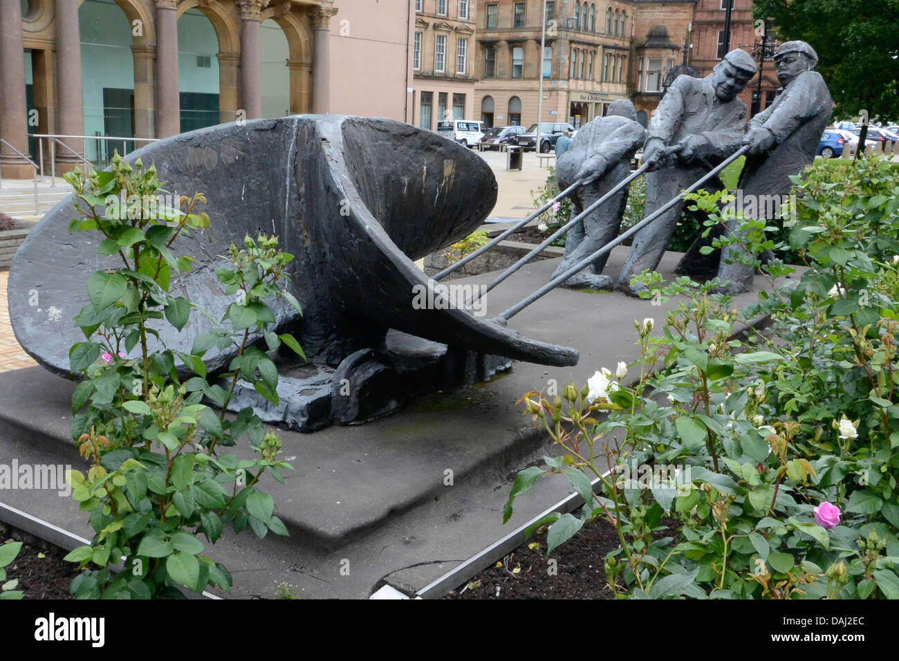 Les hommes de la Clyde Sculpture par Naomi Hunt DA Clyde Square de la rue Cathcart, Greenock en Écosse Banque D'Images