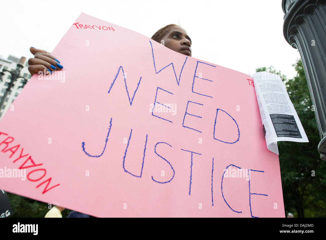 Detroit, MI, USA. 14 juillet, 2013. Une femme est titulaire d'un signe à Detroit's Grand Circus Park qui lit ''Nous avons besoin de justice'' pendant un rassemblement demande justice pour Trayvon Martin le jour d'après George Zimmerman a été jugé non coupable. Credit : Courtney Sacco/ZUMAPRESS.com/Alamy Live News Banque D'Images