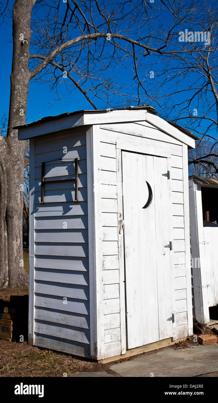 Outhouse blanc historique avec un quart de lune à la porte dans le New Jersey, Etats-Unis, USA vintage hors maison toilette blanc porte image PT rétro ferme humour Banque D'Images