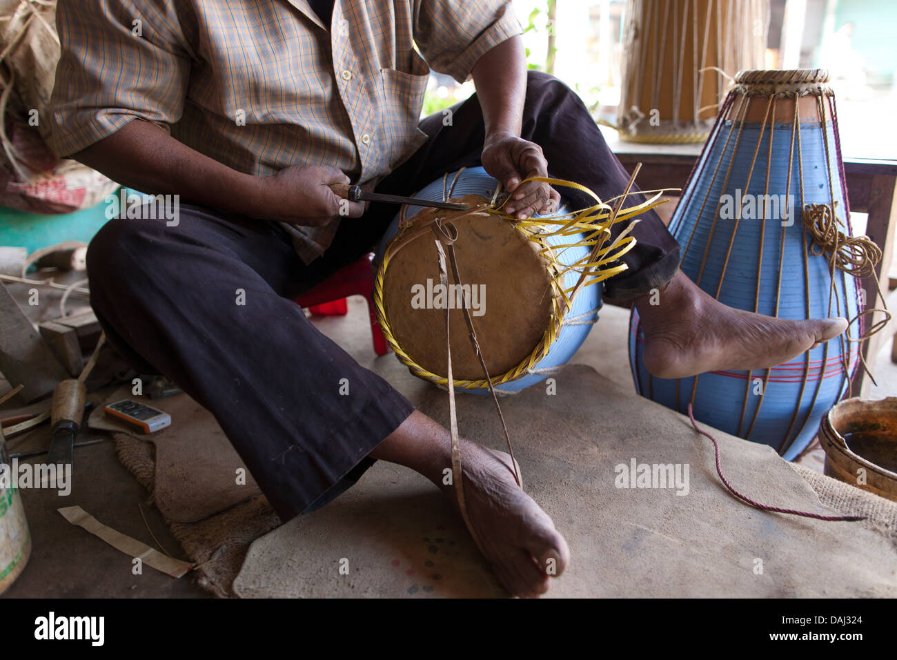 Un portrait de drum décideurs travaillant dans son atelier à marché en Srimongol dans la région nord-est de culture du thé du Bangladesh Banque D'Images